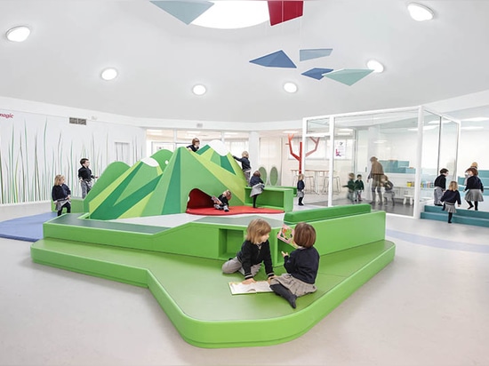 Ce jardin d'enfants espagnol est rempli de montagnes, de cavernes et d'échecs