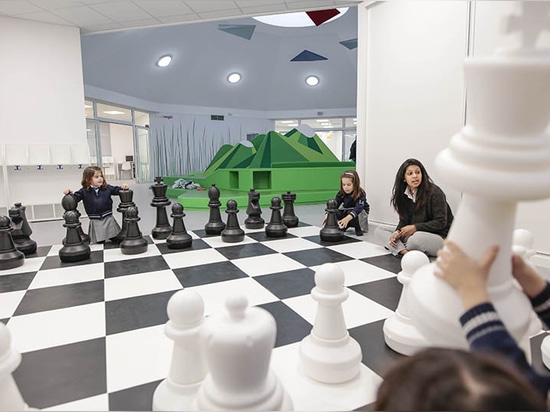 Ce jardin d'enfants espagnol est rempli de montagnes, de cavernes et d'échecs