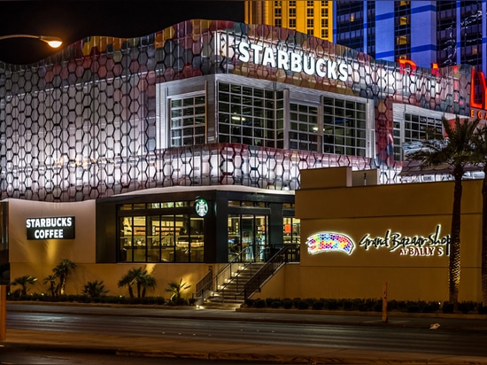 Starbucks a ouvert un nouvel endroit avec l'allocation des places de modèle de stade