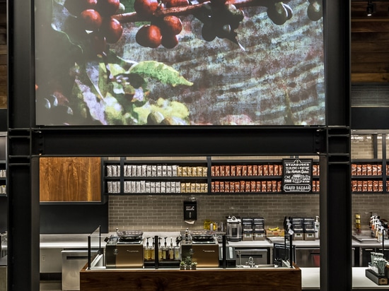 Starbucks a ouvert un nouvel endroit avec l'allocation des places de modèle de stade