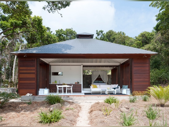 Cette petite maison de plage est conçue pour véritable vie d'intérieur/extérieure