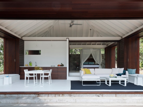 Cette petite maison de plage est conçue pour véritable vie d'intérieur/extérieure