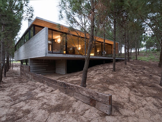 la maison concrète l4 par le kruk de Luciano apprécie la vie d'ocean-side