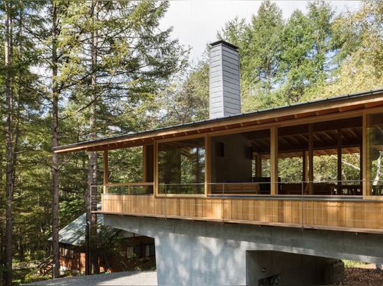 le bâtiment se compose de radier de béton renforcé, et de volume à pignon de bois de construction ci-dessus