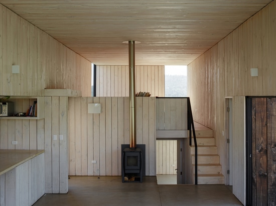 l'intérieur est un mélange de raffinage du plancher concret, verre avec les murs légers de pin