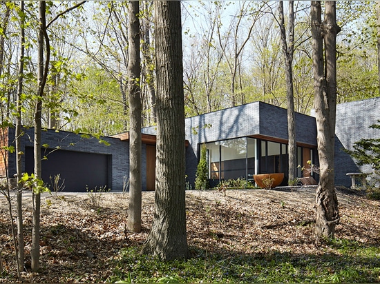 La parcelle de terrain relève des règlements stricts de bâtiment, un des plus stricte dans Ontario. L'emplacement occupated précédemment par une vieille maison abandonnée qui a été rapidement démol...