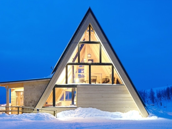 Le restaurant alpestre préfabriqué magnifique complète une pente suédoise de ski