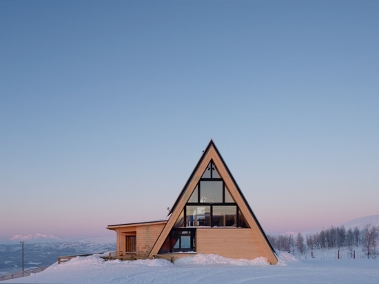 Le restaurant alpestre préfabriqué magnifique complète une pente suédoise de ski