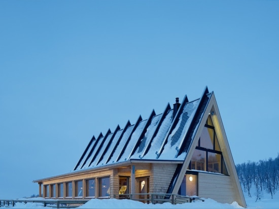 Le restaurant alpestre préfabriqué magnifique complète une pente suédoise de ski