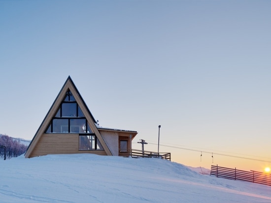 Le restaurant alpestre préfabriqué magnifique complète une pente suédoise de ski