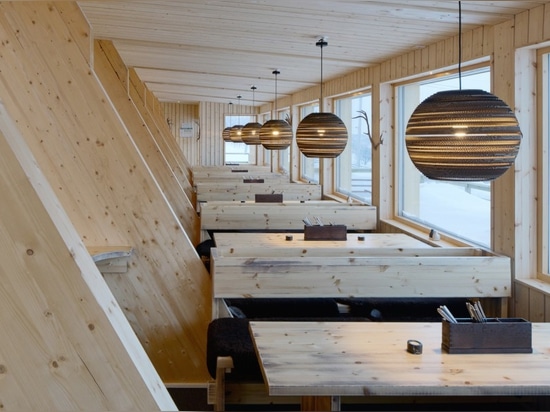 Le restaurant alpestre préfabriqué magnifique complète une pente suédoise de ski