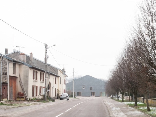 La vieille grange française est convertie en appartements modernes pour les personnes âgées