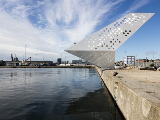 La tour de visionnement voile-formée accessible plane au-dessus du bord du Danemark ? port de s Aarhus