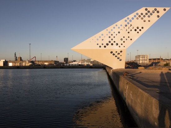 La tour de visionnement voile-formée accessible plane au-dessus du bord du Danemark ? port de s Aarhus