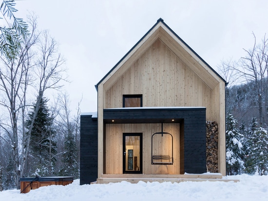 L'architecture de cargaison accomplit la maison Scandinave-inspirée de vacances au Québec