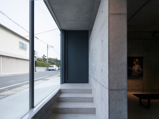 La maison de regard fixe au Japon contient également une galerie pour montrer la collection de l'art du client