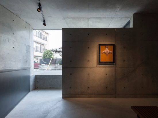 La maison de regard fixe au Japon contient également une galerie pour montrer la collection de l'art du client