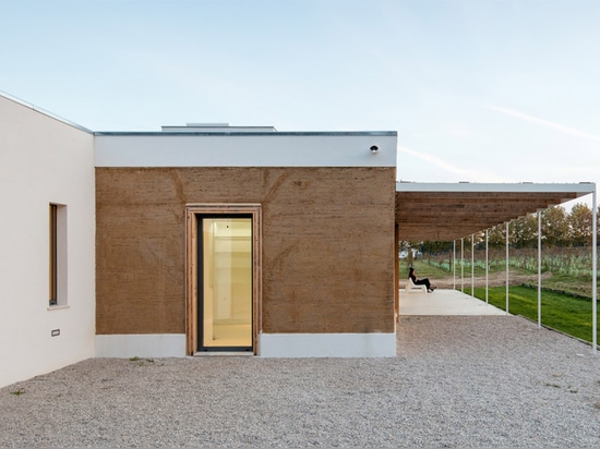 Blaanc emploie la terre enfoncée pour construire la maison dans une vigne portugaise