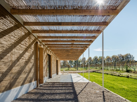 Blaanc emploie la terre enfoncée pour construire la maison dans une vigne portugaise