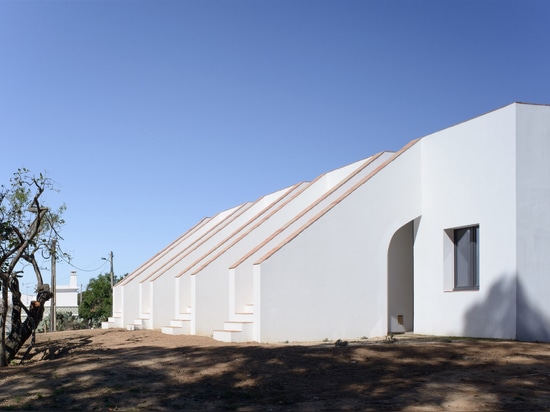 L'hôtel portugais rural du pair a une rangée des escaliers amenant sur son toit