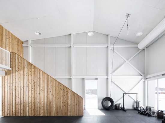 L'architecture Microclimat accomplit le centre de forme physique canadien pour des constructeurs de corps et des gymnastes