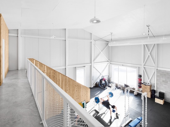 L'architecture Microclimat accomplit le centre de forme physique canadien pour des constructeurs de corps et des gymnastes