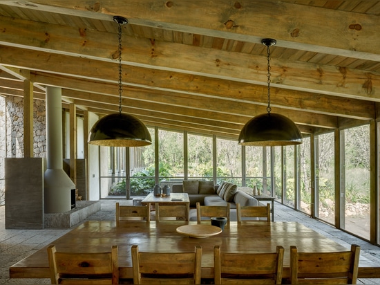 Cc Arquitectos construit la Chambre timber-framed de Santana dans la régfion boisée mexicaine