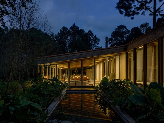 Cc Arquitectos construit la Chambre timber-framed de Santana dans la régfion boisée mexicaine