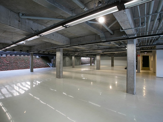 Centre culturel brésilien concret et treillagé facetté d'armature de bois de construction par São Paulo Arquitetura