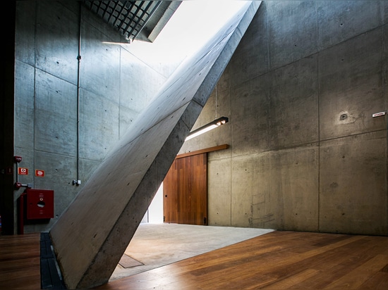 Centre culturel brésilien concret et treillagé facetté d'armature de bois de construction par São Paulo Arquitetura