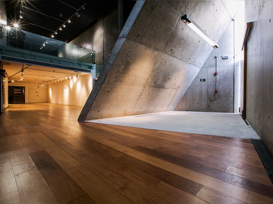 Centre culturel brésilien concret et treillagé facetté d'armature de bois de construction par São Paulo Arquitetura