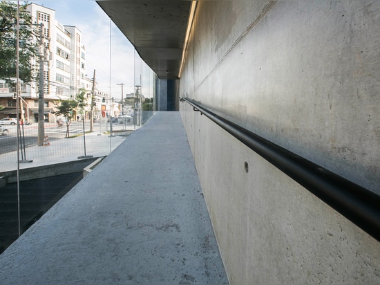 Centre culturel brésilien concret et treillagé facetté d'armature de bois de construction par São Paulo Arquitetura