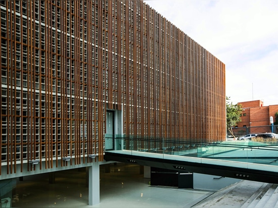 Centre culturel brésilien concret et treillagé facetté d'armature de bois de construction par São Paulo Arquitetura