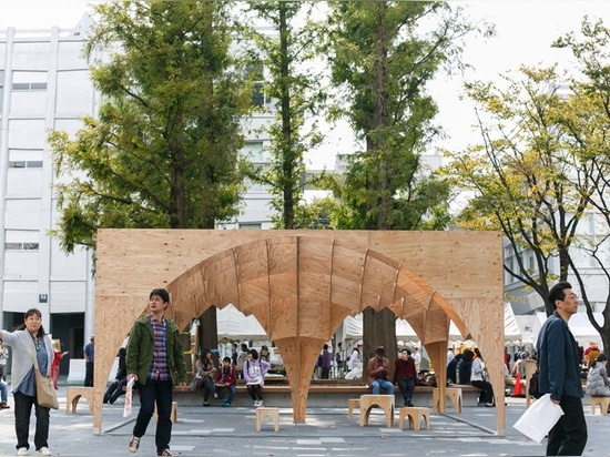 les étudiants de l'université de waseda ouvre le pavillon provisoire de contre-plaqué à Tokyo