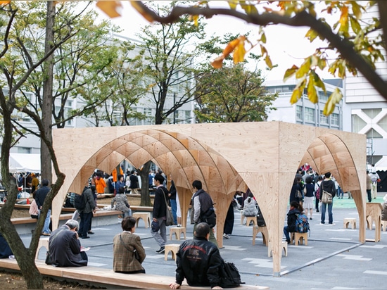 le pavillon a dessiné des visiteurs pour prendre des photos et le repos dessous