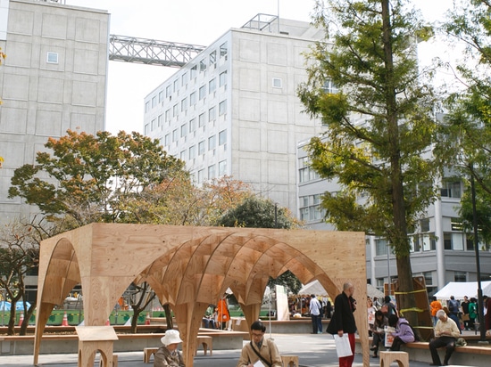 les étudiants de l'université de waseda ouvre le pavillon provisoire de contre-plaqué à Tokyo