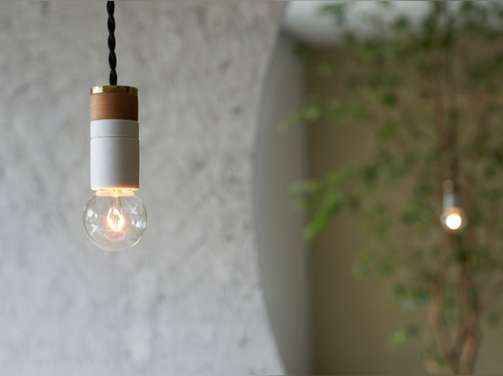 le détail des lampes pendantes d'ampoule simple utilisées à l'intérieur