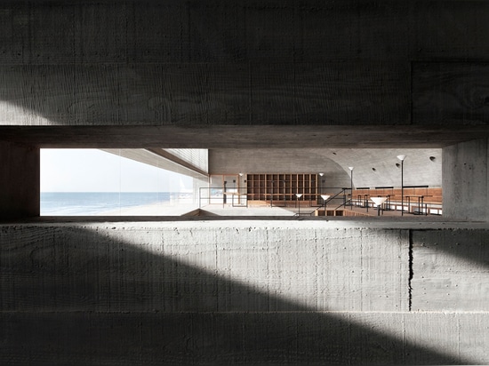 Haute par la plage : Bibliothèque de bord de la mer par Vector Architects