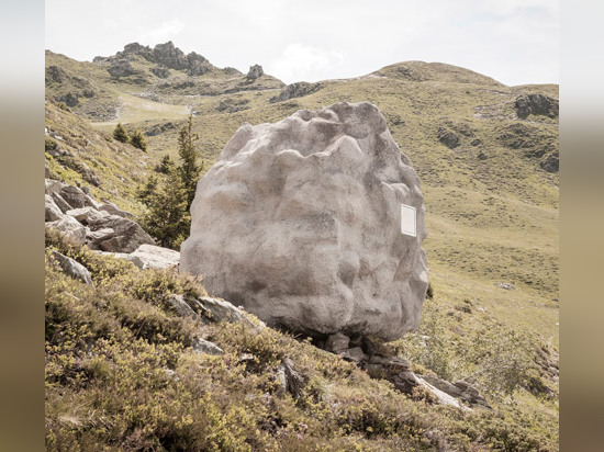 Refuge de montagne caché à l'intérieur d'un rocher concret dans les Alpes