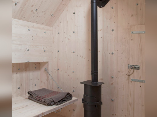 Refuge de montagne caché à l'intérieur d'un rocher concret dans les Alpes