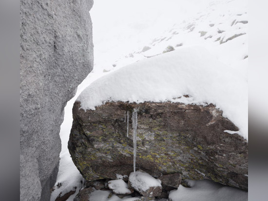 Refuge de montagne caché à l'intérieur d'un rocher concret dans les Alpes