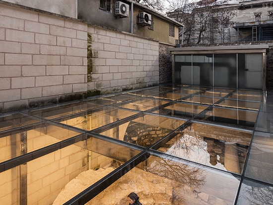 Les ruines d'une église bizantine, indiquées pendant les travaux de construction, peuvent maintenant être vues par l'intermédiaire d'un toit en verre