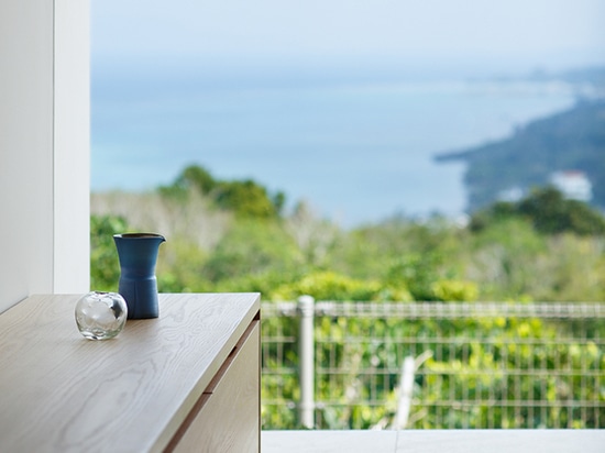 La Chambre de l'Okinawa est une maison familiale lumineuse et ouverte comportant le modèle propre et vers le bas épluché de la signature de Pawson