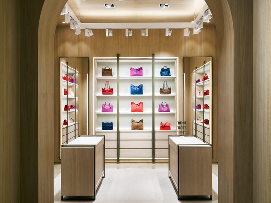 La boutique de Maison de Bottega Veneta en Beverly Hills comporte des ouvertures arquées et des couleurs neutres