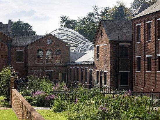 Quand la principale marque de genièvre a commencé à rechercher sa nouvelle maison, le vieux complexe abandonné de moulin à papier dans Laverstoke bientôt s'est tenu dehors comme projet idéal de rén...