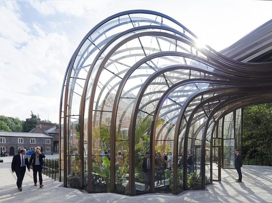 Heatherwick a mené la transformation de ce complexe historique, nichée dans la campagne anglaise verte iconique, dans des installations productives du dernier cri de genièvre. Photographie : Iwan Baan