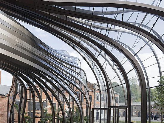 Le complexe inclut deux maisons en verre qui se servent abilement de la chaleur excessive produite pendant le processus de distillation. Photographie : Iwan Baan