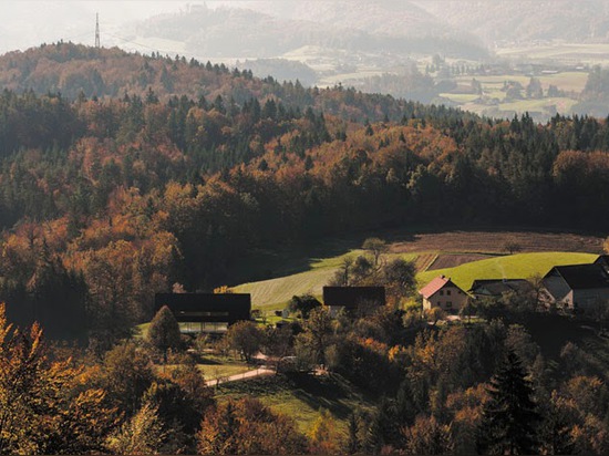 La grange noire par Arhitektura DOO dedans ? entrupert, Slovénie