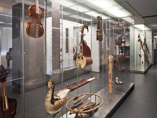 L'adepte crée les salles bois de construction-rayées de musique différents instruments de ce chaque costume