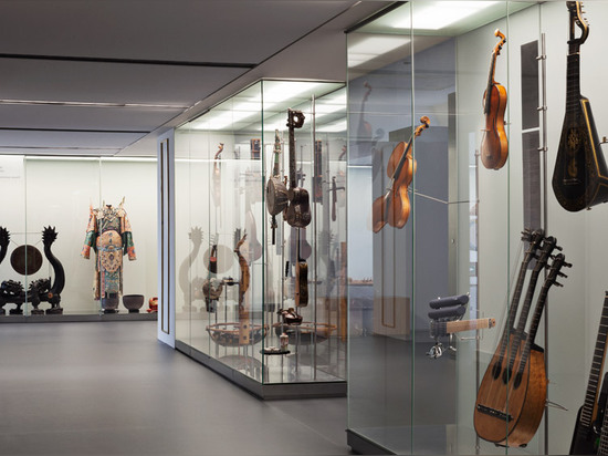 L'adepte crée les salles bois de construction-rayées de musique différents instruments de ce chaque costume